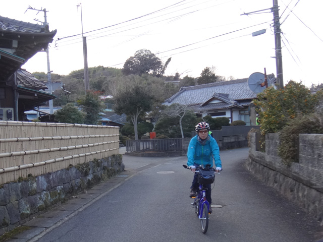 古怒田集落を行く