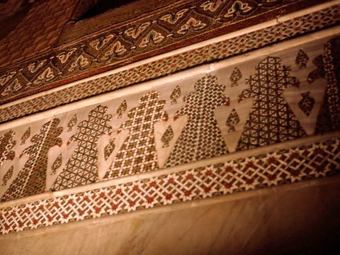 壁低部に見られるノルマン様式のモザイク