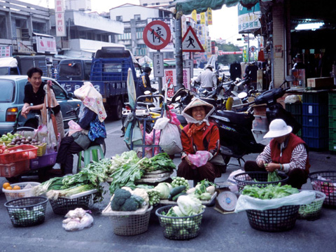 路上で野菜を売るおばさん