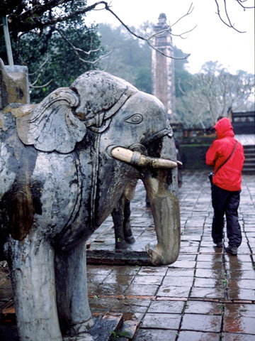 霊廟入口の象さん像