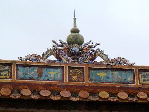 崇恩殿の屋根の中央部の装飾