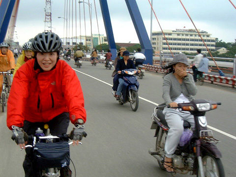 ソンハン橋を渡るサリーナ