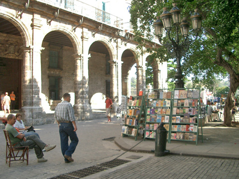 アルマス広場と市立博物館