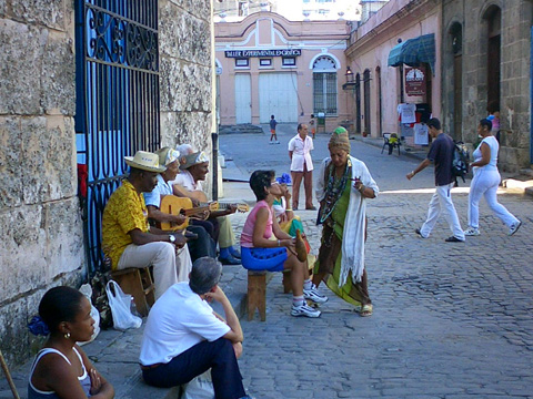 植民地時代の美術館の前で演奏する人々