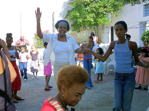 アルマス広場で踊る人々