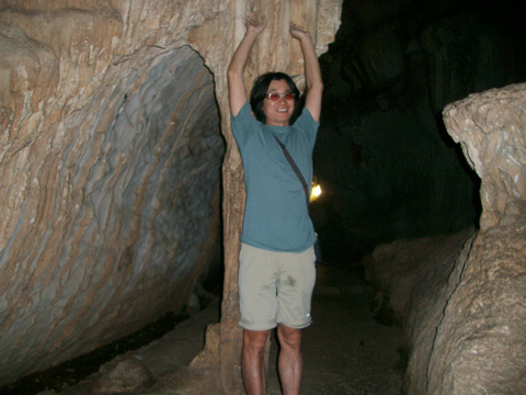 インディオの洞窟に立つサイダー