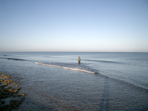 プラヤ・バラコアの海岸で漁をする人