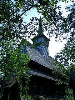 林の中のサリシュテア・デ・ススの木造教会