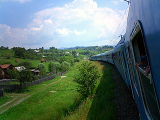 スチャバへ向かう列車と周りの景色