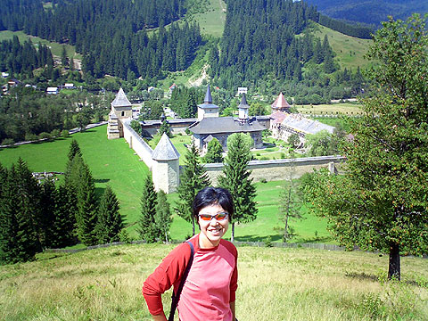 スチェヴィツァ修道院を丘の上から眺める