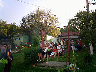 農家民泊カサ・トライアンの庭で遊ぶ巡礼の人々