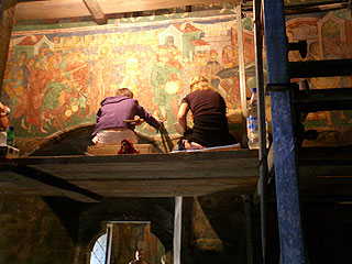 アルボーレ修道院内部のフレスコ画を修復する女子学生