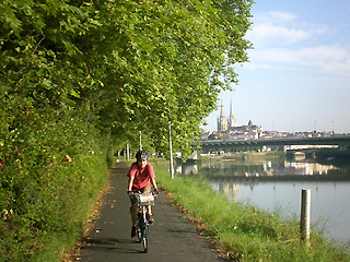 ニーヴ川沿いの自転車道を行く