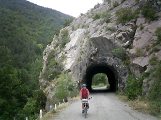 トンネルの迂回ルートのトンネル