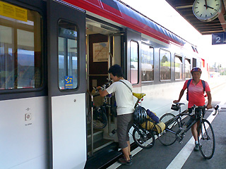 自転車を列車に載せる