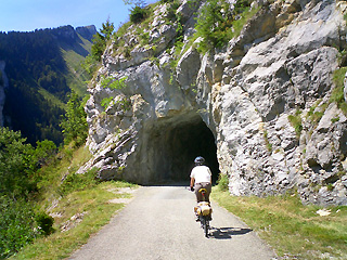 素彫りのトンネル