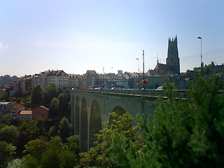 サリーヌ川の対岸からツェーリンゲン橋と聖ニコラ大聖堂を望む