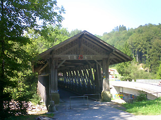 木造の屋根付橋