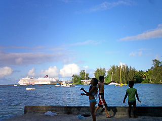 豪華客船と湾で遊ぶ子供たち