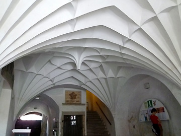 観光案内所が入った建物の入口の天井