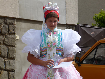 ムチェニツェの民族衣装の女の子