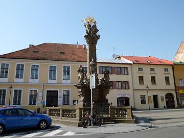 リーエグロヴォ広場の柱像