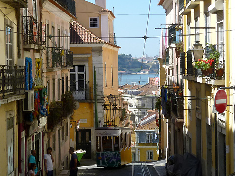 リスボンの街中を走るケーブルカー・ビッカ線