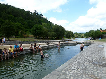 カルド川沿いの公共浴場