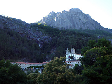 岩山の下に建つ聖堂とホテル