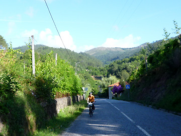 ボウロ近くの山と石畳の道