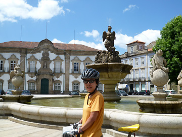 ペリカンの噴水と市庁舎