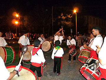 サン・グアルター教会前の太鼓隊