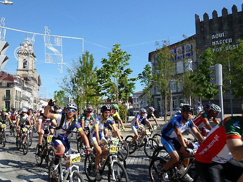 トウラル広場と自転車レース