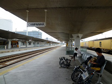 カンパニャン駅のプラットフォーム