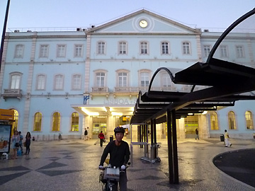 リスボンのサンタ・アポローニャ駅