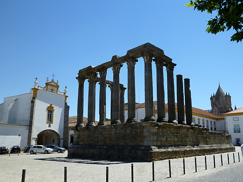 中央：ディアナ神殿、左：ロイオス教会、右：カテドラル