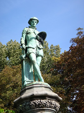 プチ・サブロン広場を囲む像の一つ