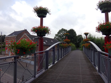 花々で飾られた陸橋