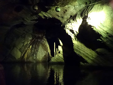 洞窟の中の池で行われる音と光のショー