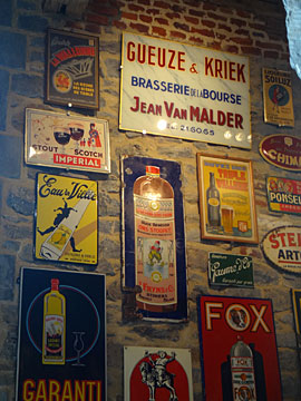 さまざまなアルコール飲料の看板