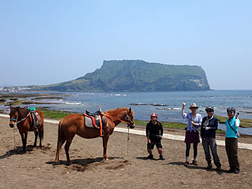 城山日出峰とお馬さん
