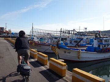 港の漁船