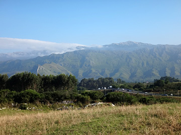 山の合間からかすかに見えるピコス・デ・エウロパ
