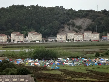 テントが並ぶセーリャ川の畔