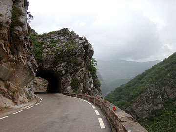 岩をくりぬいたトンネル