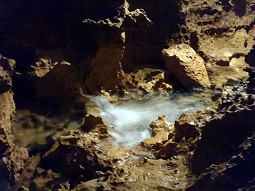 洞窟内の源泉