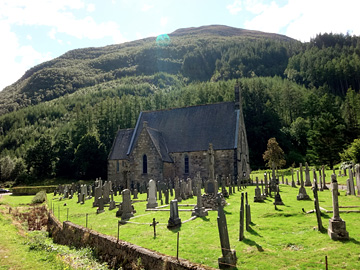 小さな教会と墓地
