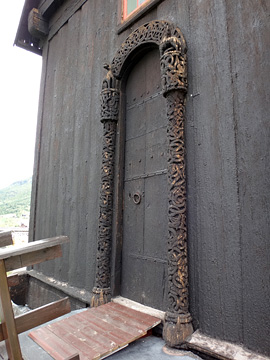 中世の木彫装飾柱