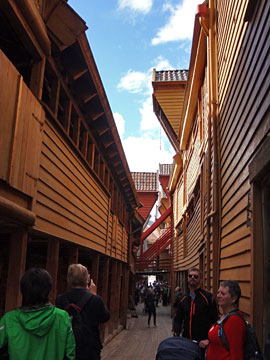 木造倉庫の間の通路