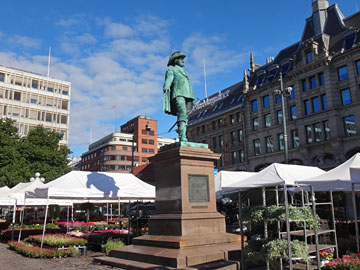 広場の銅像